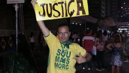 &nbsp; (Andréa manifeste contre Dilma Roussef et veut obtenir justice © RF/ Alice Serrano)