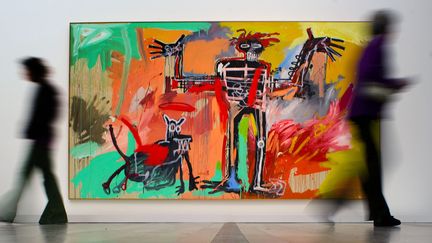 (Image prétexte) Des visiteurs devant le tableau "Boy and Dog in a Johnnypump"  de Jean-Michel Basquiat, en Suisse en 2010.
 (Fabrice Coffrini / AFP)