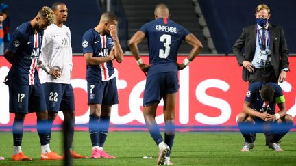 De gauche à droite, la déception d'Éric Maxim Choupo-Moting, Abdou Diallo, Kylian Mbappe, Presnel Kimpembe et Thiago Silva après la défaite face au Bayern en Ligue des champions, le 23 août 2020. (LLUIS GENE / POOL)