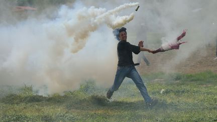 La police macédonienne utilise du gaz lacrymogène pour éloigner les migrants