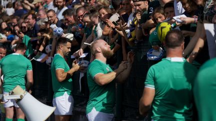 Les rugbymen irlandais signent des autographes lors d'une séance d'entraînement au Stade de la Vallée du Cher à Tours, dans le centre de la France, le 2 septembre 2023. (GUILLAUME SOUVANT / AFP)