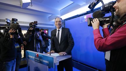 Le pr&eacute;sident de l'UMP, Jean-Fran&ccedil;ois Cop&eacute;, au si&egrave;ge de son parti, le 17 octobre 2013 &agrave; Paris.&nbsp; (FRANCOIS GUILLOT / AFP)