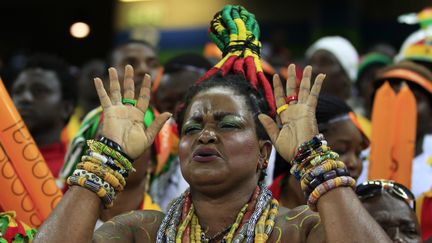 LES SUPPORTRICES. En Afrique, le foot est aussi une histoire de femmes. Certaines, comme Mama Togo, fan en chef des Eperviers, sont devenues des stars dans leur pays.&nbsp; (SIPHIWE SEIBO / REUTERS)