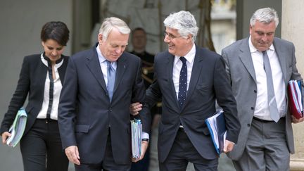 Le Premier ministre, Jean-Marc Ayrault, entour&eacute; de plusieurs de ses ministres, le 3 juillet 2013 sur le perron de l'Elys&eacute;e. (FRED DUFOUR / AFP)