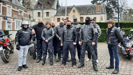 Venus des quatre coins de la Normandie, les motards de&nbsp;Stor Börn&nbsp;se sont donné rendez-vous devant l’abbaye de Jumièges. (AGATHE MAHUET / RADIO FRANCE)