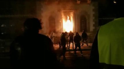 Le 1er décembre 2018, la préfecture du Puy-en-Velay (Haute-Loire) était victime d'un incendie causé lors d'une manifestation des "gilets jaunes". Lundi 9 mars, ils sont quatre hommes à comparaître. (France 2)