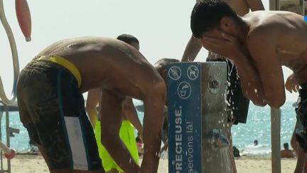 En ces temps de canicule et de sécheresse, des stations balnéaires héraultaises ont pris une mesure radicale pour économiser l’eau, en coupant le robinet des douches de plage. (FRANCE 3)