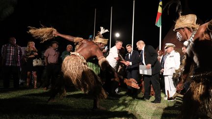 Cérémonie de bienvenue pour Emmanuel Macron le 3 mai 2018 à Nouméa. (LUDOVIC MARIN / AFP)