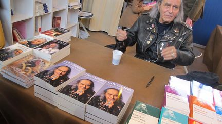 Guy Gilbert "Vagabond de la bonne nouvelle" (Philippe Rey). Pas la foule mais bonne ambiance à la table du prêtre ouvrier. "Un jour star le lendemain t'es plus personne. C'est pas grave. Je suis pas le pape après tout..."
 (Laurence Houot/Culturebox)