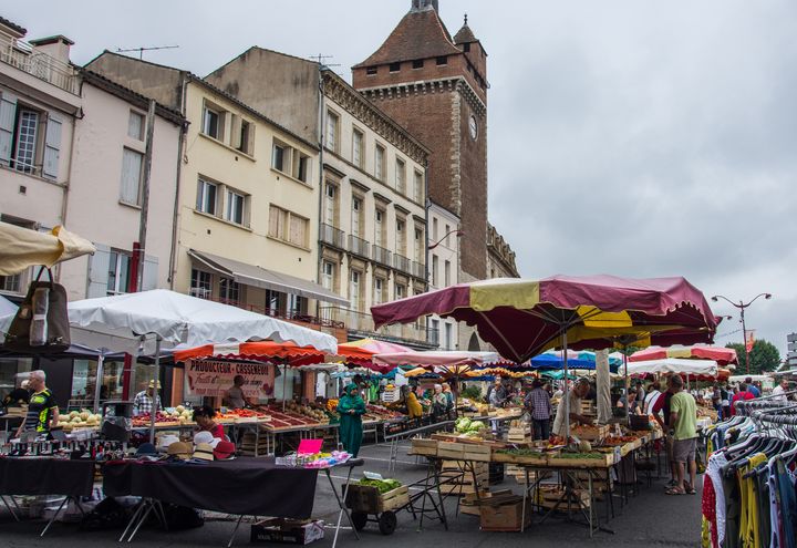 Le&nbsp;marché de Villeneuve-sur-Lot, le 2 juillet 2019.&nbsp; (JULIETTE CAMPION / FRANCEINFO)