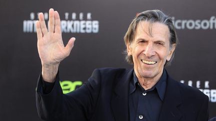 &nbsp; (Leonard Nimoy faisant le salut vulcain © Reuters-)