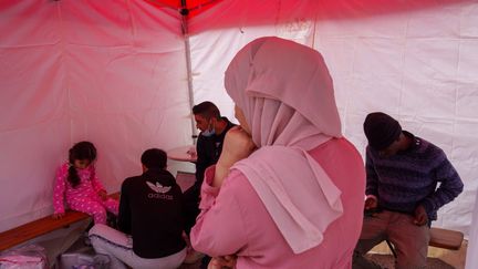 Une femme dans un camp de transit de migrants à Hyères (Var), le 13 novembre 2022. (GREDAB / LE PICTORIUM / MAXPPP)