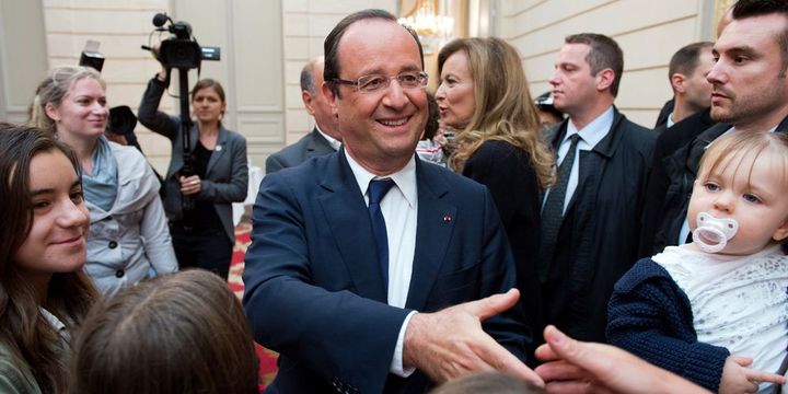 François Hollande salue des visiteurs au palais de l'Élysée, lors des Journées du patrimoine (14 septembre 2013)
 (Lionel Bonaventure / AFP)