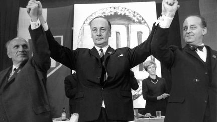 Adolf von Thadden (au centre) lors d'un meeting du NPD à Hannover (Allemagne), le 12 novembre 1967.
 (WOLFGANG WEIHS / DPA)