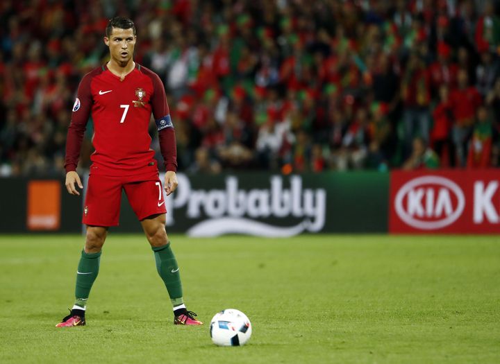 Cristiano Ronaldo en pleine concentration avant un coup-franc&nbsp;(raté) face à l'Islande, le 14 juin 2016 à Saint-Etienne.&nbsp; (ODD ANDERSEN / AFP)