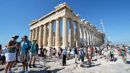 Juillet 2015: foule habituelle de touristes devant le Parthénon à Athènes, alors que la crise de la dette bat son plein en Grèce. (ANDREAS SOLARO / AFP)