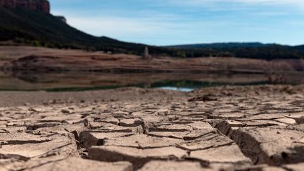 Cette photo prise le 16 avril 2023 montre le faible niveau d'eau et les berges asséchées du réservoir de Sau, situé dans la province de Gérone, en Catalogne (Espagne). (JOSEP LAGO / AFP)