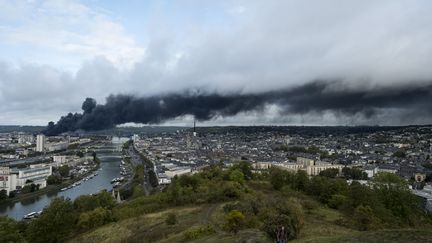 L'incendie de l'usine Lubrizol vu depuis les hauteurs de Rouen (Seine-Maritime), le 26 septembre 2019. (ROBIN LETELLIER/SIPA)