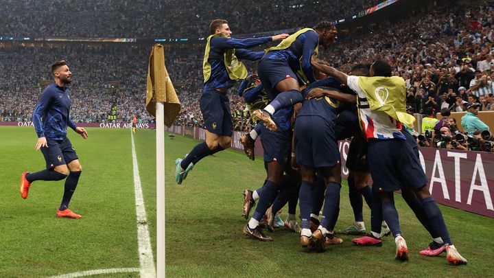 Grâce à Kylian Mbappé, les Bleus reviennent d'entre les morts. Une montagne de joueurs de l'équipe de France ensevelit le double buteur. (ADRIAN DENNIS / AFP)