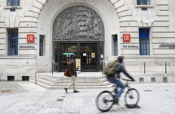 L'une des entrées de la London School of Economics and Political Science, à Londres (Royaume-Uni) le 8 mars 2021 (HAN YAN / XINHUA)