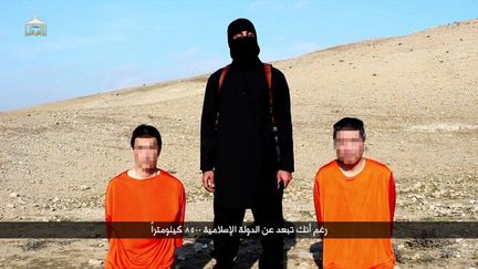 Image diffus&eacute;e le 20 janvier 2015 par Al-Furqan Media, pr&eacute;sentant les deux otages japonais retenus par le groupe Etat islamique.&nbsp; (AL-FURQAN MEDIA / AFP)