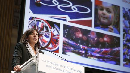 La maire de Paris, Anne Hidalgo, s'exprime lors de la remise du rapport de candidature pour les JO en 2024, le 12 f&eacute;vrier 2015. (PATRICK KOVARIK / AFP)