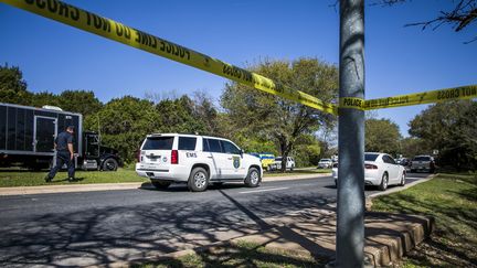 Des policiers se trouvent sur les lieux d'une explosion à Austin (Texas, Etats-Unis), le 19 mars 2018. (DREW ANTHONY SMITH / GETTY IMAGES NORTH AMERICA / AFP)