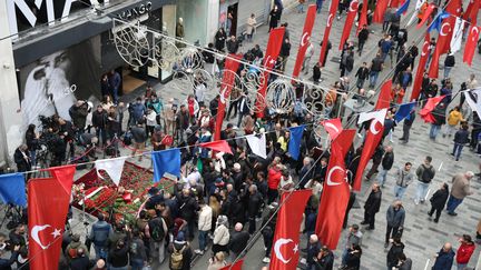 &nbsp;L’avenue Istiklal est décorée de drapeaux turcs après l’attaque terroriste à Istanbul du 13 novembre 2022. (MURAT SENGUL / ANADOLU AGENCY)