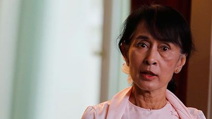 éclatent des nouvelles violences dans l'ouest birman entre les bouddhistes et les Rohingyas, une minorité musulmane apatride considérée par l'ONU comme l'un des groupes les plus persécutés de la planète.
 
Le 15 juin 2012, en visite en Europe, Aung San Suu Kyi insiste pour qu'un règlement politique mette fin aux combats et qu’un nouveau cadre juridique soit instauré pour régler la question de la citoyenneté des Rohingyas. En même temps, en habile politicienne, elle se garde d’apporter un réel soutien à cette communauté. (AFP PHOTO / DANIEL SANNUM LAUTEN)