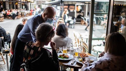 Le service en&nbsp;restauration fait partie des métiers qui recruteront le plus dans les 12 prochains mois. Photo d'illustration.&nbsp; (MARTIN BUREAU / AFP)