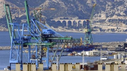 Terminal de Fos-sur-Mer, paralysé par une grève des dockers, le 21 janvier 2011. (AFP/ANNE-CHRISTINE POUJOULAT)