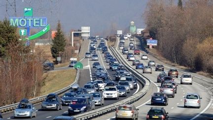 Des véhicules circulent au ralenti en Tarentaise, lors du 1er chassé-croisé des vacances d'hiver, le 19 février 2011. (AFP - Jean-Pierre Clatot)