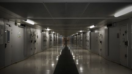 Un couloir de la prison de Fleury-Mérogis (Essonne), le 14 décembre 2017. (PHILIPPE LOPEZ / AFP)