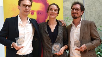 Les lauréats du prix Albert-Londres, Élise Vincent (au centre), Jean-Baptiste Malet (à gauche) et Christophe Barreyre (à droite), le 22 octobre 2018 à Istanbul, en Turquie. (BULENT KILIC / AFP)