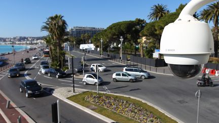 Une caméra de surveillance sur la promenade des Anglais, à Nice, en février 2015. (MAXPPP)