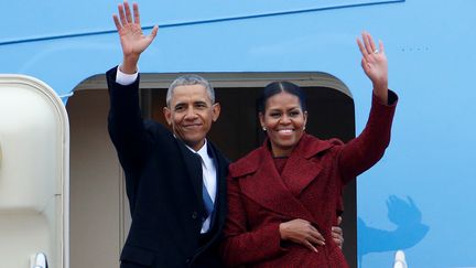 L'ancien président Barack Obama et sa femme Michelle s'apprêtent à embarquer sur la base aérienne d'Andrews, dans le Maryland, le 20 janvier 2017. (BRENDAN MCDERMID / REUTERS)