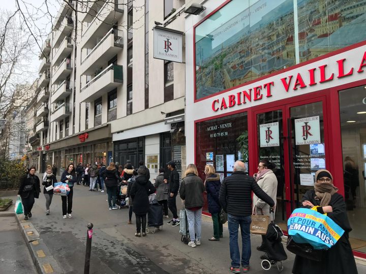 Une file d'attente pour pouvoir rentrer dans un supermarché&nbsp;du 14e arrondissement de Paris, le 16 mars 2020. (LEO TESCHER / RADIO FRANCE)