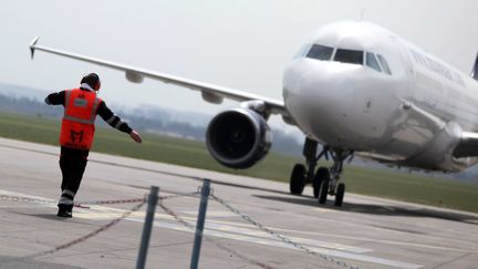 Un avion se gare sur le tarmac de l'a&eacute;roport Lille-Lesquin (Nord), le 21 avril 2010.&nbsp; (BAZIZ CHIBANE / SIPA)