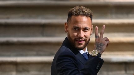 Neymar devant le palais de justice de Barcelone, le 18 octobre 2022. (JOSEP LAGO / AFP)