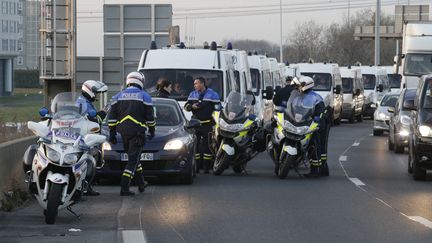 Manifestation des chauffeurs de VTC sur le périphérique parisien, vendredi 16 décembre. (GEOFFROY VAN DER HASSELT / AFP)