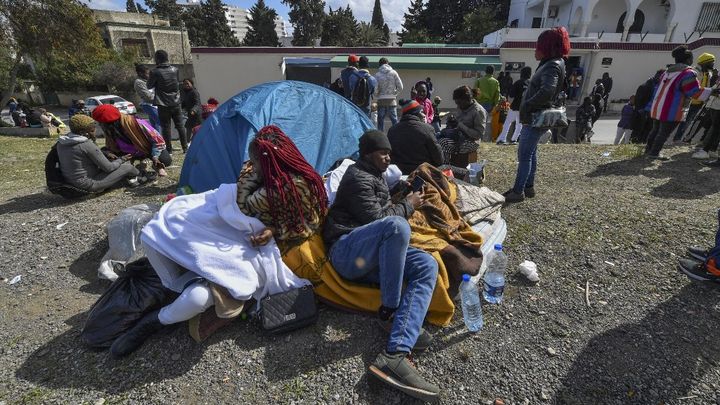 Des Ivoiriens campent devant l'ambassade de leur pays à Tunis (Tunisie), le 28 février 2023. (FETHI BELAID / AFP)