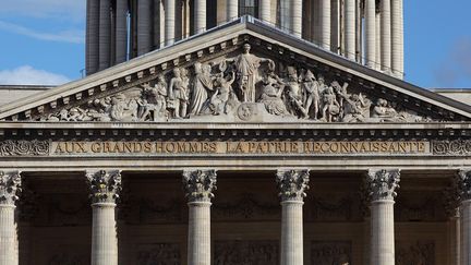 L'inscription au fronton du Panth&eacute;on : "Aux grands hommes la patrie reconnaissante". (MANUEL COHEN / AFP)