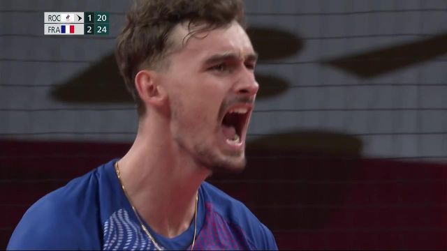 Malgré un passage à vide dans la deuxième manche, les Bleus s'imposent en 4 sets face aux Russes. Earvin Ngapeth et ses partenaires retrouveront le Brésil lundi (4h05).