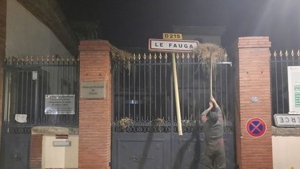 Les manifestants ont installé des panneaux de communes sur les grilles, et déversé de la paille et des pneus à l'entrée de la sous-préfecture de Muret, en Haute-Garonne, le 21 mars 2024. (MATHIEU FERRI / RADIO FRANCE)