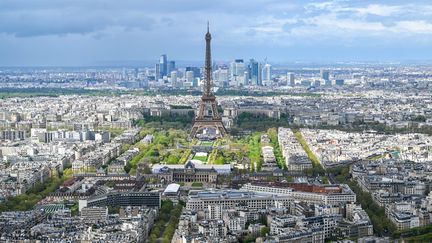 La tour Eiffel, à Paris, que les concurrents du Marathon pour tous contourneront entre le 38e et le 39e kilomètre. (FRANCK DUBRAY / MAXPPP)