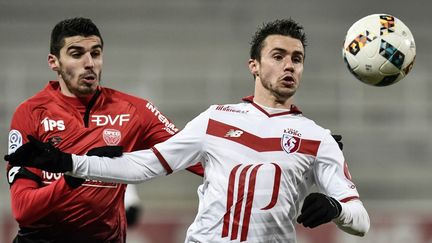 Sébastien Corchia (à droite) a évolué trois saisons à Lille avant de rejoindre le Séville FC en 2017. (JEFF PACHOUD / AFP)