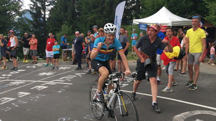 Tour de France : à quoi ressemble l'ambiance dans une étape de montagne ? On a passé 24 heures dans un virage