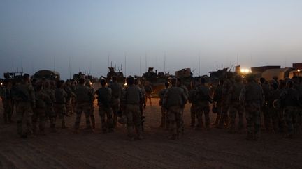 Briefing avant départ, au camp français de Ménaka, au Mali, en mai 2018 (ERIC AUDRA / RADIOFRANCE)