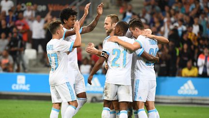 Les joueurs de l'OM célèbrent leur deuxième but marqué contre Domzale, au Stade-Vélodrome à Marseille, le 24 août 2017.&nbsp; (BORIS HORVAT / AFP)