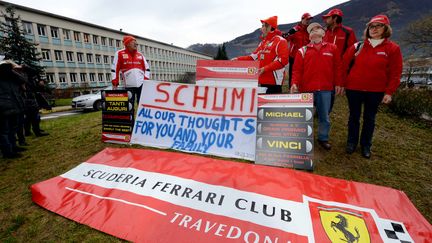 Plusieurs dizaines de fans italiens et fran&ccedil;ais de Ferrari sont venus le 3 janvier 2013 devant l'h&ocirc;pital de Grenoble (Is&egrave;re) pour exprimer leur soutien &agrave; Michael Schumacher, toujours dans le coma, le jour de ses 45 ans. (JEAN-PIERRE CLATOT / AFP)